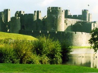 tury_v_angliu_Caerphilly_Castle_Wales.jpg